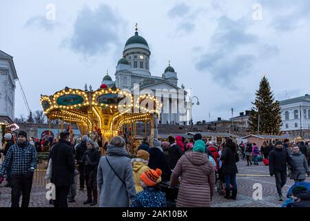 Beleuchtete Merry-go-round am Weihnachtsmarkt am Senatsplatz in Helsinki, Finnland Stockfoto