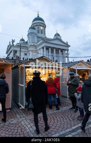 Weihnachtsmarkt am Senatsplatz mit Helsinki Kathedrale im Hintergrund in Helsinki, Finnland Stockfoto