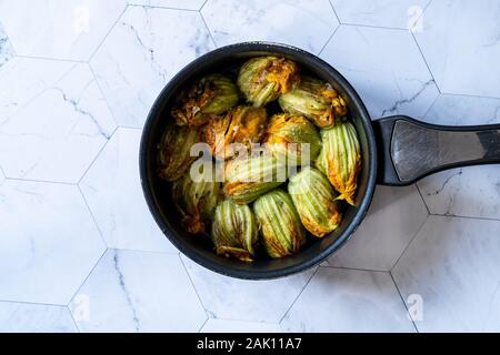 Zucchiniblüten gefüllt mit Reis Pilav für Dolma/türkisches Essen in der Pfanne. Traditionelle biologische Lebensmittel. Stockfoto