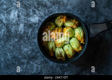 Zucchiniblüten gefüllt mit Reis Pilav für Dolma/türkisches Essen in der Pfanne. Traditionelle biologische Lebensmittel. Stockfoto