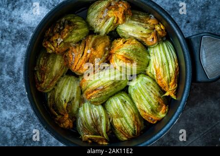 Zucchiniblüten gefüllt mit Reis Pilav für Dolma/türkisches Essen in der Pfanne. Traditionelle biologische Lebensmittel. Stockfoto