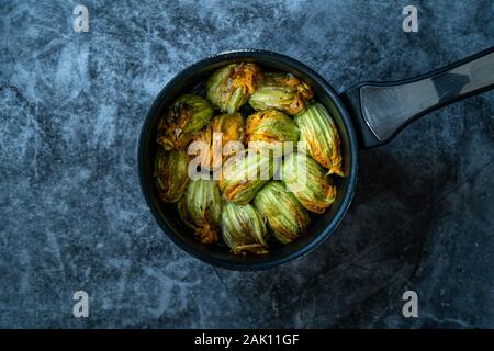 Zucchiniblüten gefüllt mit Reis Pilav für Dolma/türkisches Essen in der Pfanne. Traditionelle biologische Lebensmittel. Stockfoto