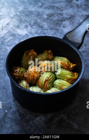 Zucchiniblüten gefüllt mit Reis Pilav für Dolma/türkisches Essen in der Pfanne. Traditionelle biologische Lebensmittel. Stockfoto