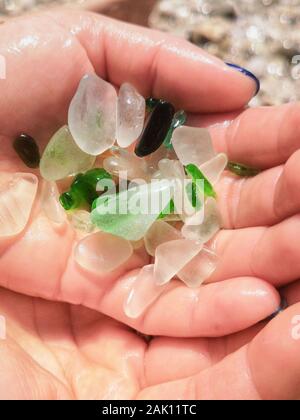 Ein Haufen von natürlichen Strand Glas. Mehrfarbige Stücke aus poliertem Glas. Multi-farbigem Glas aus dem Meer. Meer Stücke aus Glas in der Hand, Stücke von Glas poli Stockfoto