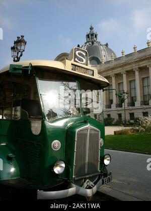 PARIS ALTEN GRÜNEN RENAULT BUS VOR LE PETIT PALAIS - PARIS TRANSPORT GESCHICHTE - PARIS - PARIS - PARIS VINTAGE © Frédéric BEAUMONT Stockfoto