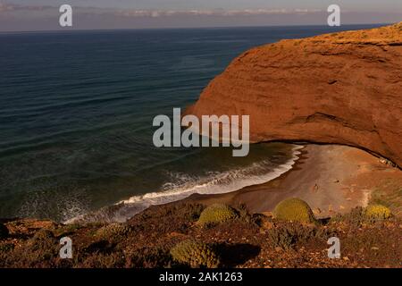 Die Klippen und Bögen von Legzira. Diese sind Felsformationen an der Atlantikküste von Süden Marokko Stockfoto