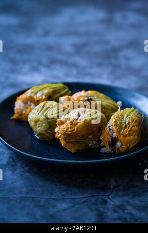 Zucchiniblüten Dolma gefüllt mit Reis Pilav / türkisches Essen in der Platte. Traditionelle biologische Lebensmittel. Stockfoto