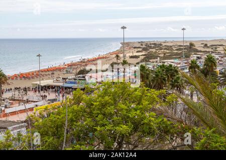 Blick über die Playa del Inglés, in der Nähe von den Dünen in Maspalomas, Gran Canaria mit Liegen und Restaurants sichtbar Stockfoto