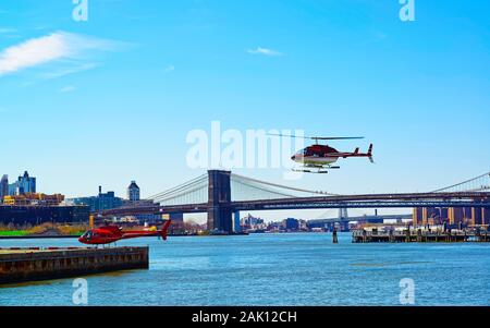 Hubschrauber in der Nähe der Brooklyn Bridge und Manhattan Bridge über den East River reflex Stockfoto