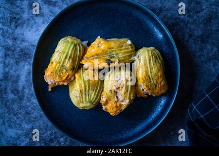 Zucchiniblüten Dolma gefüllt mit Reis Pilav / türkisches Essen in der Platte. Traditionelle biologische Lebensmittel. Stockfoto