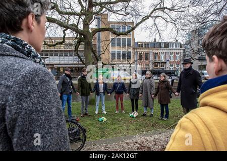 Koekamp, Den Haag, Niederlande. Montag, 6. Januar, 2020. Rund 30 Mitglieder der "Aussterben Rebellion - Den Haag,' inszeniert eine gutmütige Demonstration am Nachmittag. Alle in den Niederlanden, auf jeden ersten Montag im Monat - Sirenen sind als Warnung vor einem drohenden Katastrophe getestet. "Aussterben Rebellion" Nutzen Sie diese Gelegenheit zu einer realen Krise simulieren. Wie die Sirenen klingen; zahlreiche Mitglieder von er in den Niederlanden eine 'Die-In" an der 12 - 12.00 Uhr. Credit: Charles M Vella/Alamy leben Nachrichten Stockfoto