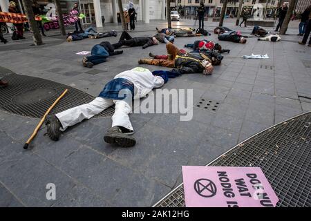 Turfmarkt. Den Haag, Niederlande. Montag, 6. Januar, 2020. Rund 30 Mitglieder der "Aussterben Rebellion - Den Haag,' inszeniert eine gutmütige Demonstration am Nachmittag. Alle in den Niederlanden, auf jeden ersten Montag im Monat - Sirenen sind als Warnung vor einem drohenden Katastrophe getestet. "Aussterben Rebellion" Nutzen Sie diese Gelegenheit zu einer realen Krise simulieren. Wie die Sirenen klingen; zahlreiche Mitglieder von er in den Niederlanden eine 'Die-In" an der 12 - 12.00 Uhr. Credit: Charles M Vella/Alamy leben Nachrichten Stockfoto