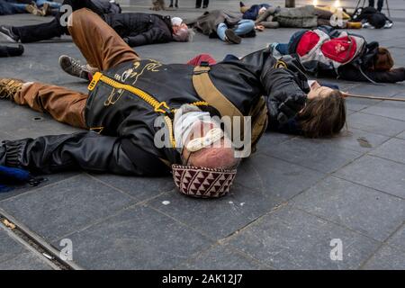 Turfmarkt. Den Haag, Niederlande. Montag, 6. Januar, 2020. Rund 30 Mitglieder der "Aussterben Rebellion - Den Haag,' inszeniert eine gutmütige Demonstration am Nachmittag. Alle in den Niederlanden, auf jeden ersten Montag im Monat - Sirenen sind als Warnung vor einem drohenden Katastrophe getestet. "Aussterben Rebellion" Nutzen Sie diese Gelegenheit zu einer realen Krise simulieren. Wie die Sirenen klingen; zahlreiche Mitglieder von er in den Niederlanden eine 'Die-In" an der 12 - 12.00 Uhr. Credit: Charles M Vella/Alamy leben Nachrichten Stockfoto