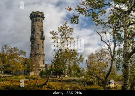 Steinaussichtsturm auf dem Gipfel des Berges Dezinsky Sneznik (hoher Schneeberg) Stockfoto