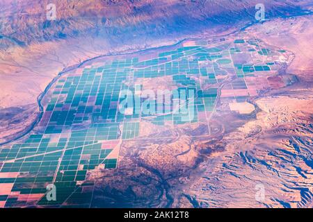 Luftaufnahme von landwirtschaftlichen Feldern, die auf dem Colorado River Valley in Arizona, an der Grenze zu Kalifornien; die Stadt Parker in die richtige upp sichtbar Stockfoto