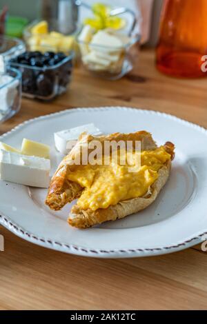 Frühstück mit Croissant gefüllt mit Rührei. Frisch gebackene Bio-lebensmittel. Stockfoto