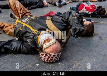 Turfmarkt. Den Haag, Niederlande. Montag, 6. Januar, 2020. Rund 30 Mitglieder der "Aussterben Rebellion - Den Haag,' inszeniert eine gutmütige Demonstration am Nachmittag. Alle in den Niederlanden, auf jeden ersten Montag im Monat - Sirenen sind als Warnung vor einem drohenden Katastrophe getestet. "Aussterben Rebellion" Nutzen Sie diese Gelegenheit zu einer realen Krise simulieren. Wie die Sirenen klingen; zahlreiche Mitglieder von er in den Niederlanden eine 'Die-In" an der 12 - 12.00 Uhr. Credit: Charles M Vella/Alamy leben Nachrichten Stockfoto