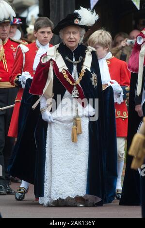 Ihre Majestät die Königin führt die anderen Mitglieder der Königlichen Familie an den edlen Auftrag des Strumpfband Zeremonie an die St Georges Kapelle, Windsor im Jahr 2010. Stockfoto