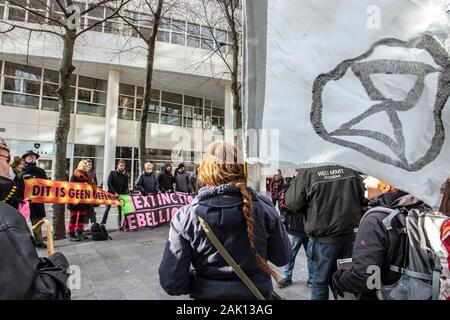 Turfmarkt. Den Haag, Niederlande. Montag, 6. Januar, 2020. Rund 30 Mitglieder der "Aussterben Rebellion - Den Haag,' inszeniert eine gutmütige Demonstration am Nachmittag. Alle in den Niederlanden, auf jeden ersten Montag im Monat - Sirenen sind als Warnung vor einem drohenden Katastrophe getestet. "Aussterben Rebellion" Nutzen Sie diese Gelegenheit zu einer realen Krise simulieren. Wie die Sirenen klingen; zahlreiche Mitglieder von er in den Niederlanden eine 'Die-In" an der 12 - 12.00 Uhr. Credit: Charles M Vella/Alamy leben Nachrichten Stockfoto