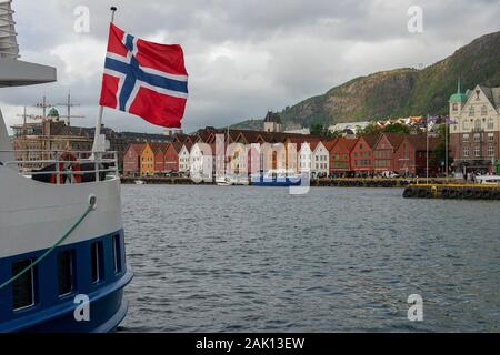 Ein Blick auf Bryggen und Hafen in Bergen, Norwegen. Stockfoto