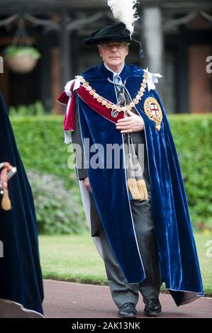 Der ehemalige Premierminister John Major melden sie Mitglieder der Königlichen Familie an den edlen Auftrag des Strumpfband Zeremonie an die St Georges Kapelle, Windsor im Jahr 2010. Stockfoto