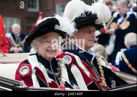 Ihre Majestät die Königin und der Herzog von Edinburgh führt die anderen Mitglieder der Königlichen Familie an den edlen Auftrag des Strumpfband Zeremonie an die St Georges Kapelle, Windsor im Jahr 2010. Stockfoto