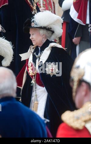 Ihre Majestät die Königin führt die anderen Mitglieder der Königlichen Familie an den edlen Auftrag des Strumpfband Zeremonie an die St Georges Kapelle, Windsor im Jahr 2010. Stockfoto
