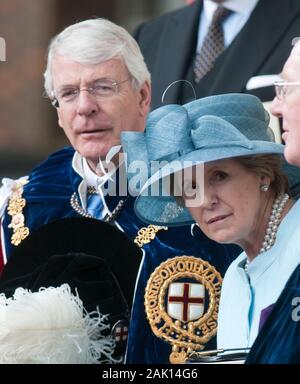 Der ehemalige Premierminister John Major mit seiner Frau Norma melden sie Mitglieder der Königlichen Familie an den edlen Auftrag des Strumpfband Zeremonie an die St Georges Kapelle, Windsor im Jahr 2010. Stockfoto