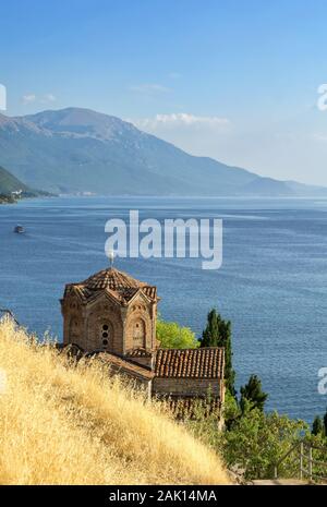 Draufsicht des Hl. Johannes des Theologen, Kaneo Kirche in Ohrid in Mazedonien Ohrid See und die Berge im Hintergrund, grüne Bäume um, Stockfoto