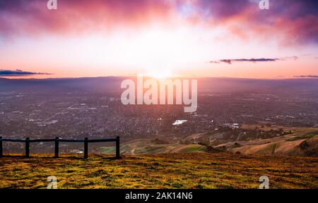 Sonnenuntergang Blick von San Jose, Silicon Valley, Hügel beginnen zu drehen Grün im Vordergrund sichtbar; San Francisco Bay Area, Kalifornien Stockfoto