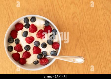 Eine Schale mit Obst und Joghurt - Begriff - fünf am Tag, gesund essen, Auflösung des neuen Jahres, ein gesundes Frühstück Stockfoto