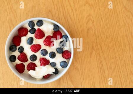 Eine Schale mit Obst und Joghurt - Begriff - fünf am Tag, gesund essen, Auflösung des neuen Jahres, ein gesundes Frühstück Stockfoto