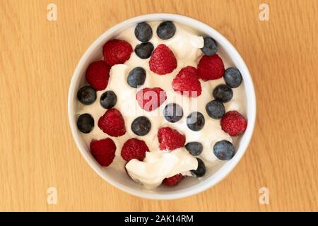 Eine Schale mit Obst und Joghurt - Begriff - fünf am Tag, gesund essen, Auflösung des neuen Jahres, ein gesundes Frühstück Stockfoto