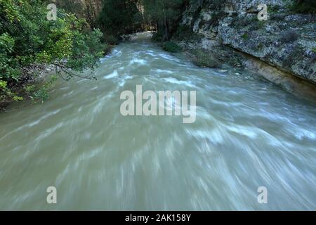 Schmutzwasser läuft nach Regensturm, Überschwemmungsgefahr, Klimaerwärmung, Veränderungen schnell im Wildriver. Stockfoto