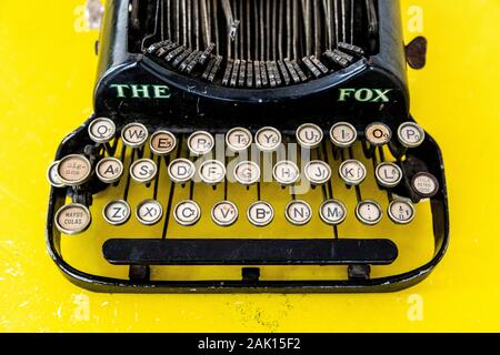 Der Fuchs vintage Schreibmaschine auf gelbem Hintergrund Stockfoto