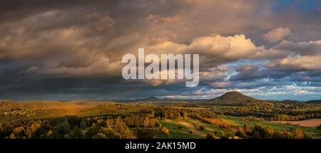 Herbstlandschaft bei Sonnenuntergang - Berge, Wälder und schöne Wolken, Blick auf den "Ruzovsky vrch" (Rosenberg-Hügel), Nationalpark Böhmische Schweiz, CZ Stockfoto