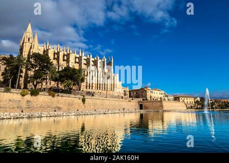 Blick auf das historische Zentrum von Palma, die Kathedrale und den Parc De La Mar-Brunnen, Palma, Mallorca, Spanien Stockfoto