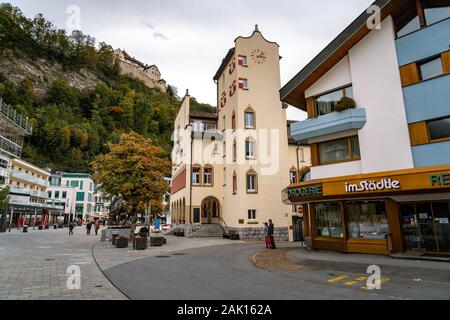 Vaduz, Liechtenstein - Straßen der Stadt mit Schloss Vaduz, in den Bergen Stockfoto