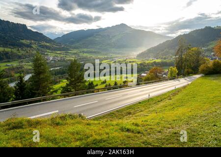 Straße durch die spektakuläre Aussicht in der Schweiz Stockfoto