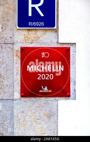 Guide Michelin 2020 Zeichen auf der Vorderseite von einem Restaurant, Palma, Mallorca, Spanien Stockfoto