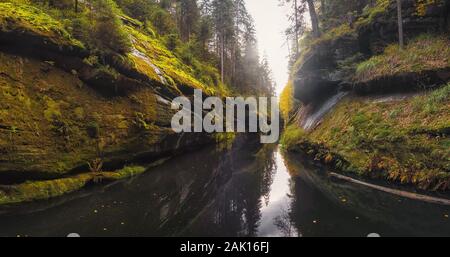 Kamnitz-Schlucht - Fluss, der durch felsige Schlucht in der Böhmischen Schweiz, Tschechien, fließt. Stockfoto