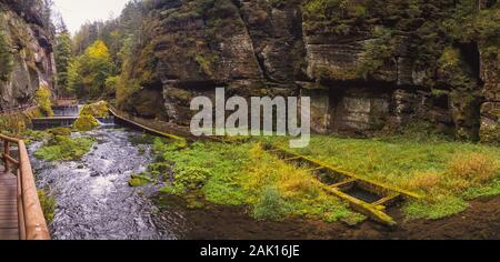 Die Kamnitz-Schlucht - Fischleiter auf dem Fluss, der durch felsige Schlucht in der Böhmischen Schweiz fließt., Tschechien Stockfoto