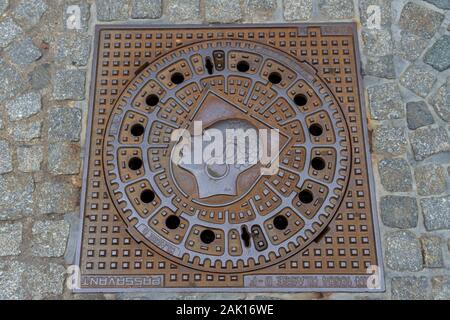 Mannhole-Abdeckung mit dem Stadtpatron St. Maurice und dem Coburger Wappen, Coburg, Bayern, Deutschland. Stockfoto