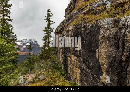 Klippe über Lake Victoria am Lake Oesa Trail im September im Yoho National Park, British Columbia, Kanada Stockfoto