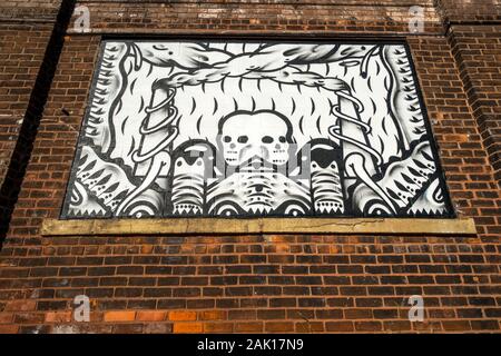 Wandbild mit Schädel zeigt eine bedrohliche Vision der Industrie in Detroit, Michigan Stockfoto