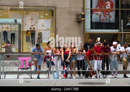 Die Menschen feiern während der Dominikanischen Day Parade in Manhattan, New York, USA Stockfoto