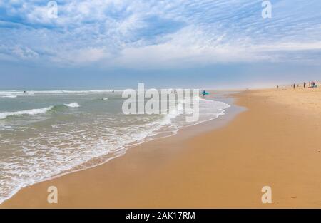 Ocean Beach an der Atlantikküste Frankreichs in der Nähe von Lacanau-Ocean, Bordeaux, Frankreich. Windig und bewölkt Sommer Tag Stockfoto