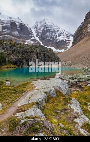 Lake Victoria entlang des Lake Oesa Trail im September im Yoho National Park, British Columbia, Kanada Stockfoto