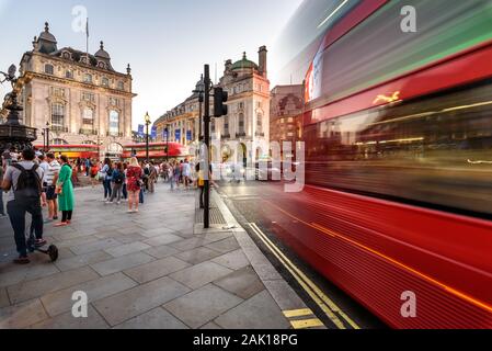 LONDON, ENGLAND - Juni 29th, 2018 - Rote Doppeldecker-Bus durch Piccadilly Circus - London vorbei. Stockfoto