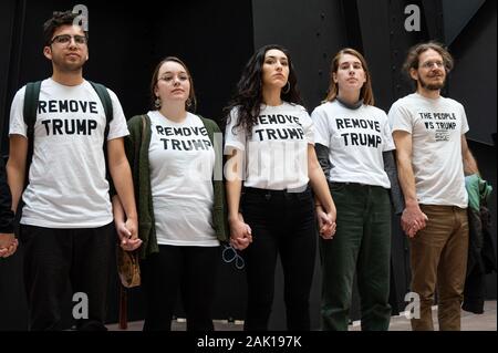 Junge Demonstranten nehmen Teil während der Rallye. Dutzende Demonstranten nehmen an einer Rallye heißt es warm der Senat' im Hart Senate Office Building drängen Aktion in "Anzuklagen, zu entfernen, zu verurteilen und ins Gefängnis' Präsident Trumpf. Stockfoto